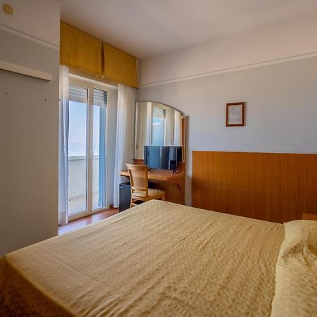 Hotel Astor Ріміні Екстер'єр фото
