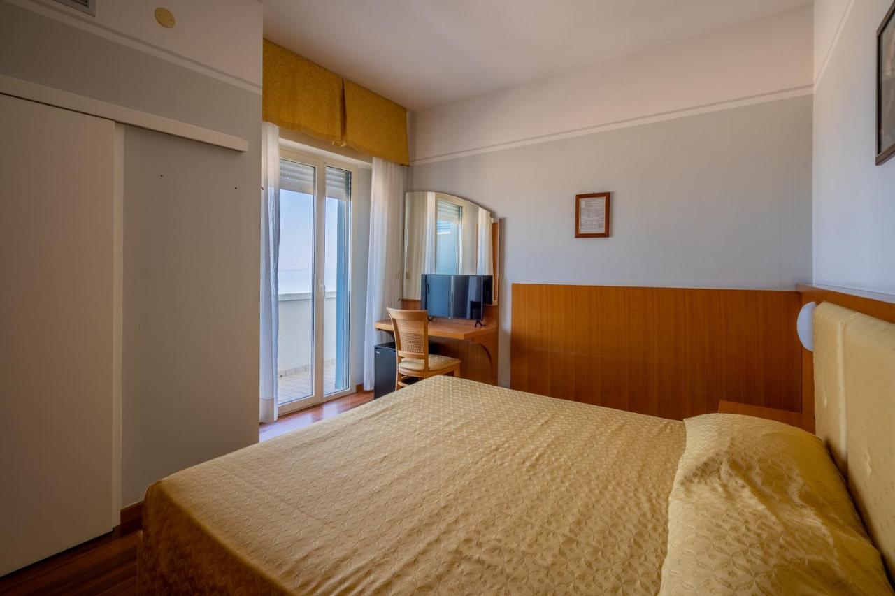 Hotel Astor Ріміні Екстер'єр фото