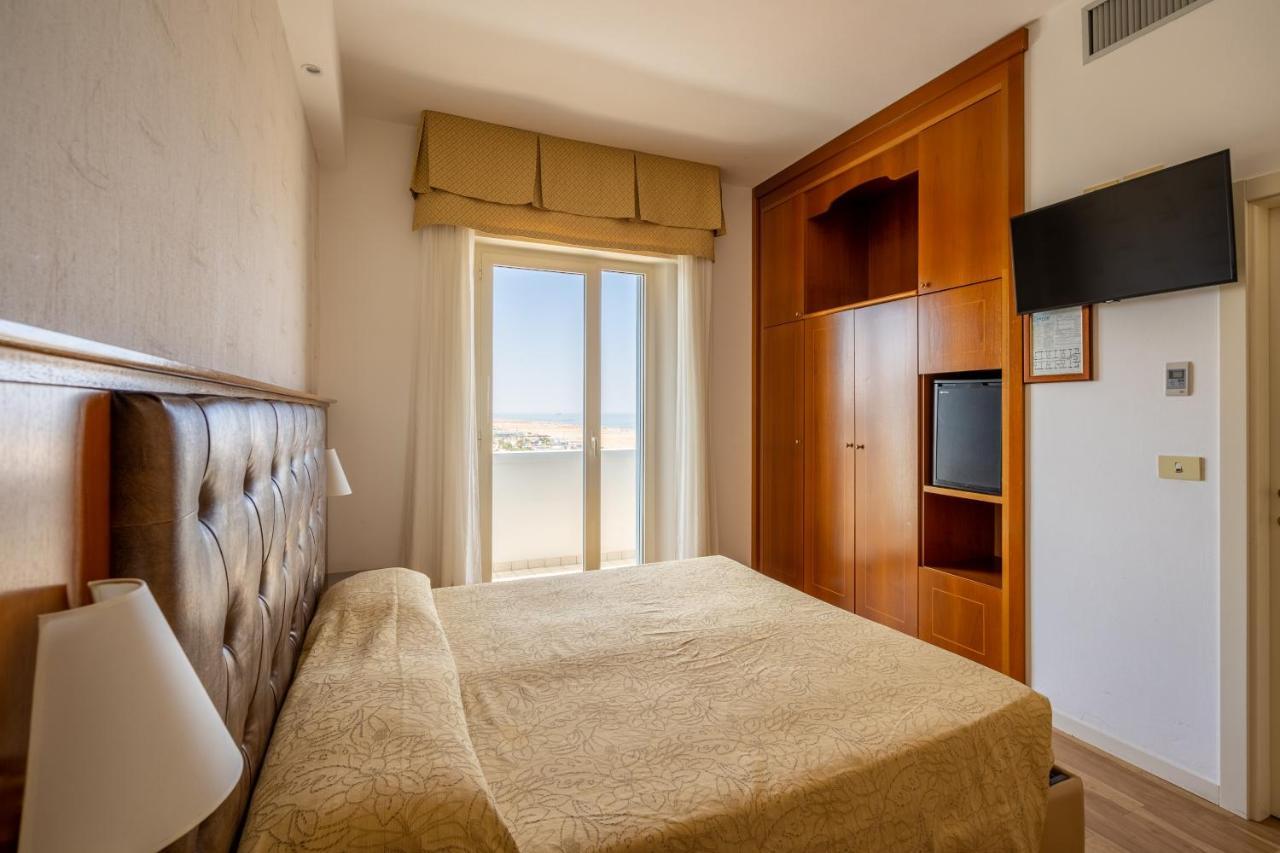 Hotel Astor Ріміні Екстер'єр фото