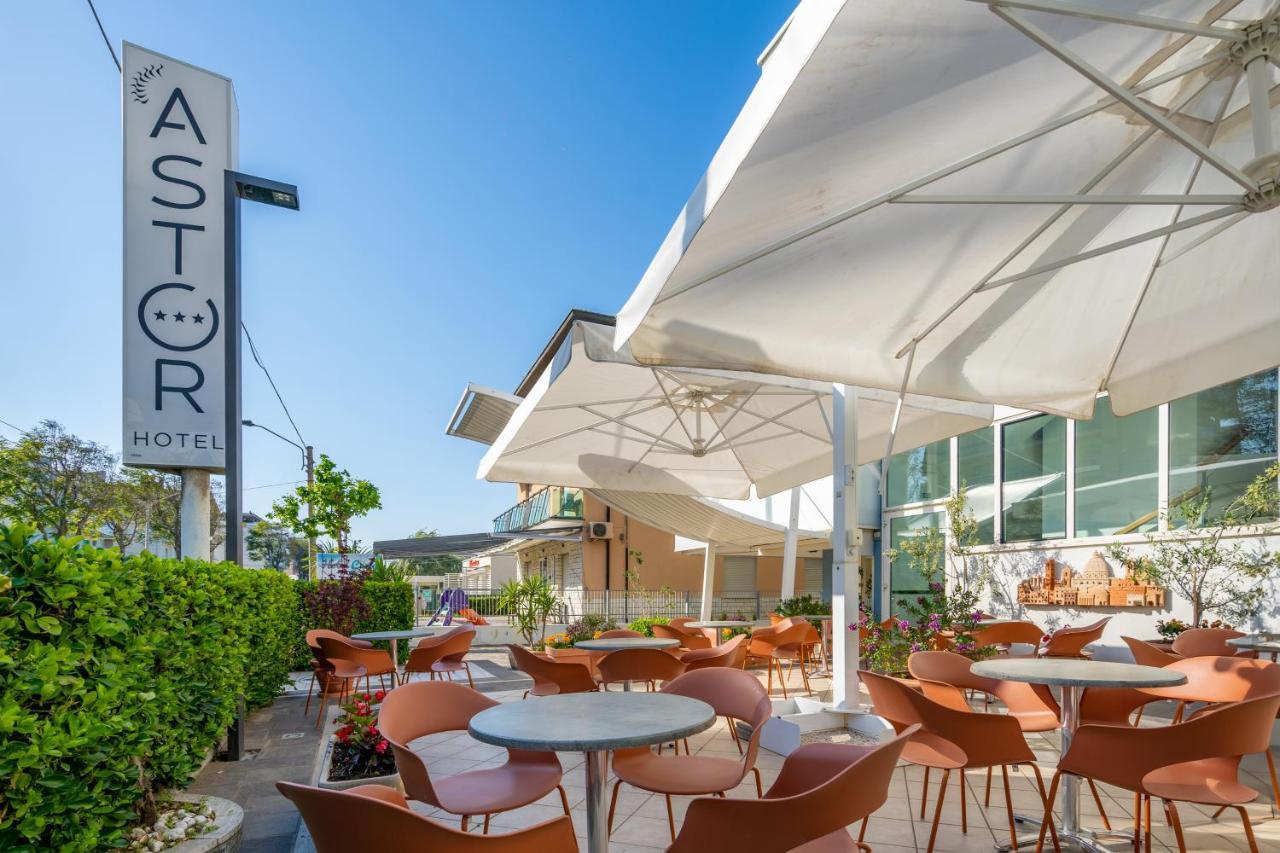 Hotel Astor Ріміні Екстер'єр фото