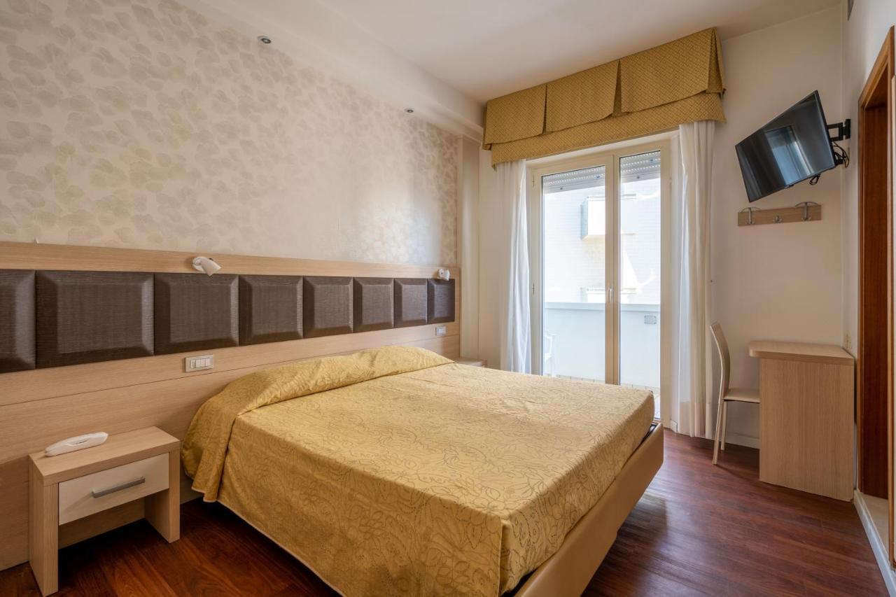 Hotel Astor Ріміні Екстер'єр фото
