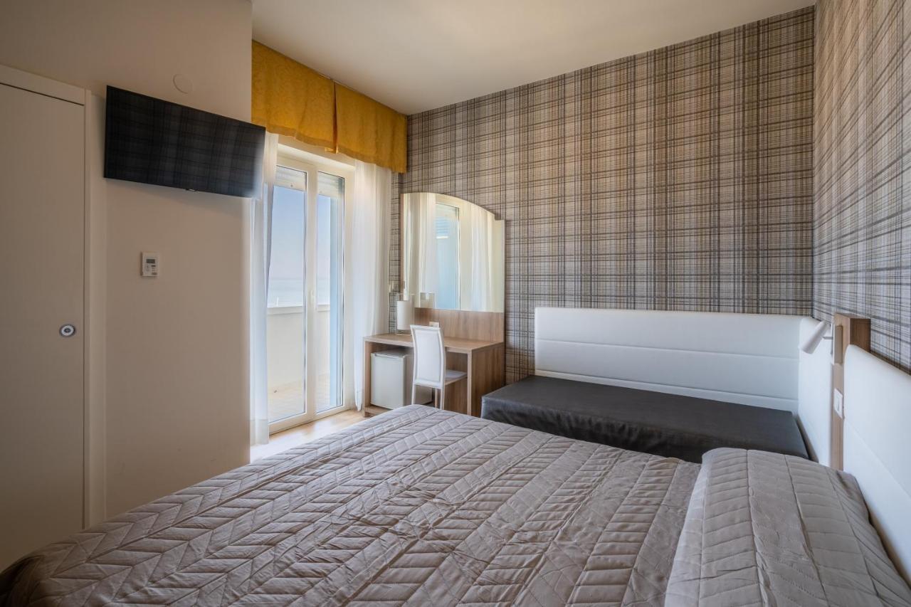 Hotel Astor Ріміні Екстер'єр фото