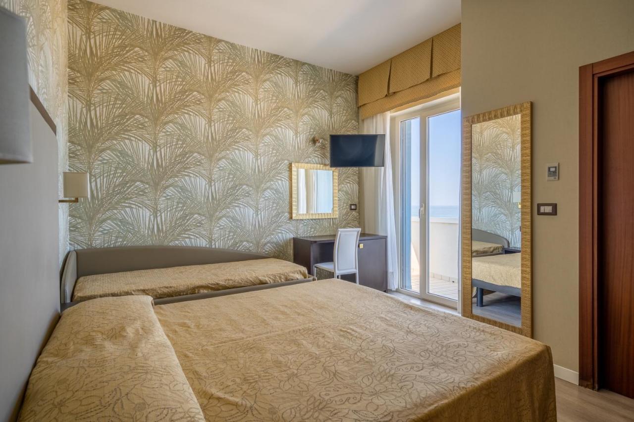Hotel Astor Ріміні Екстер'єр фото