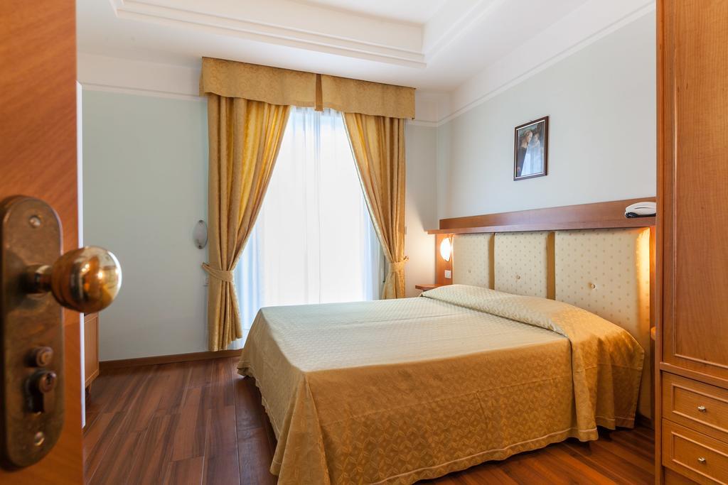 Hotel Astor Ріміні Екстер'єр фото