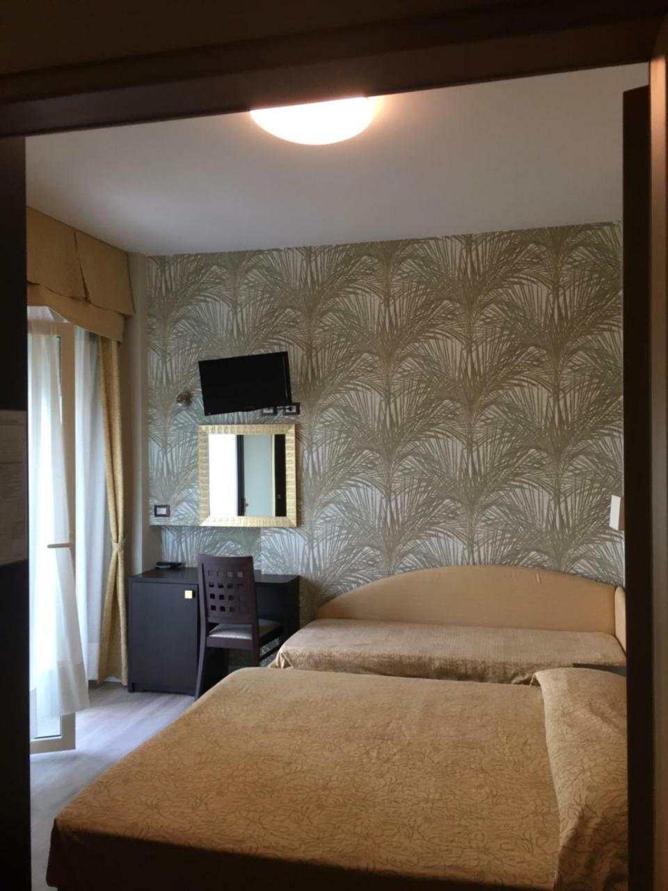 Hotel Astor Ріміні Екстер'єр фото