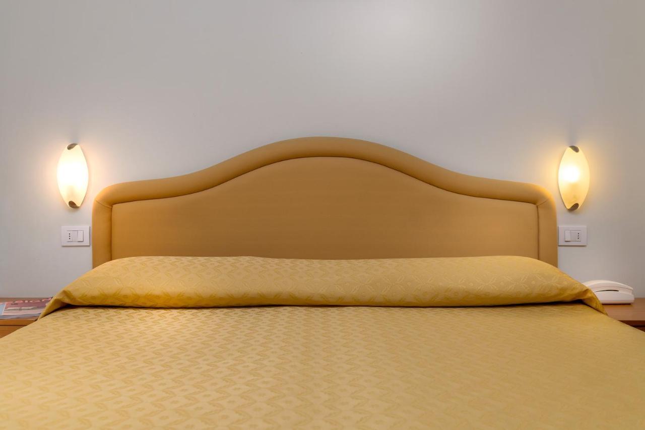 Hotel Astor Ріміні Екстер'єр фото