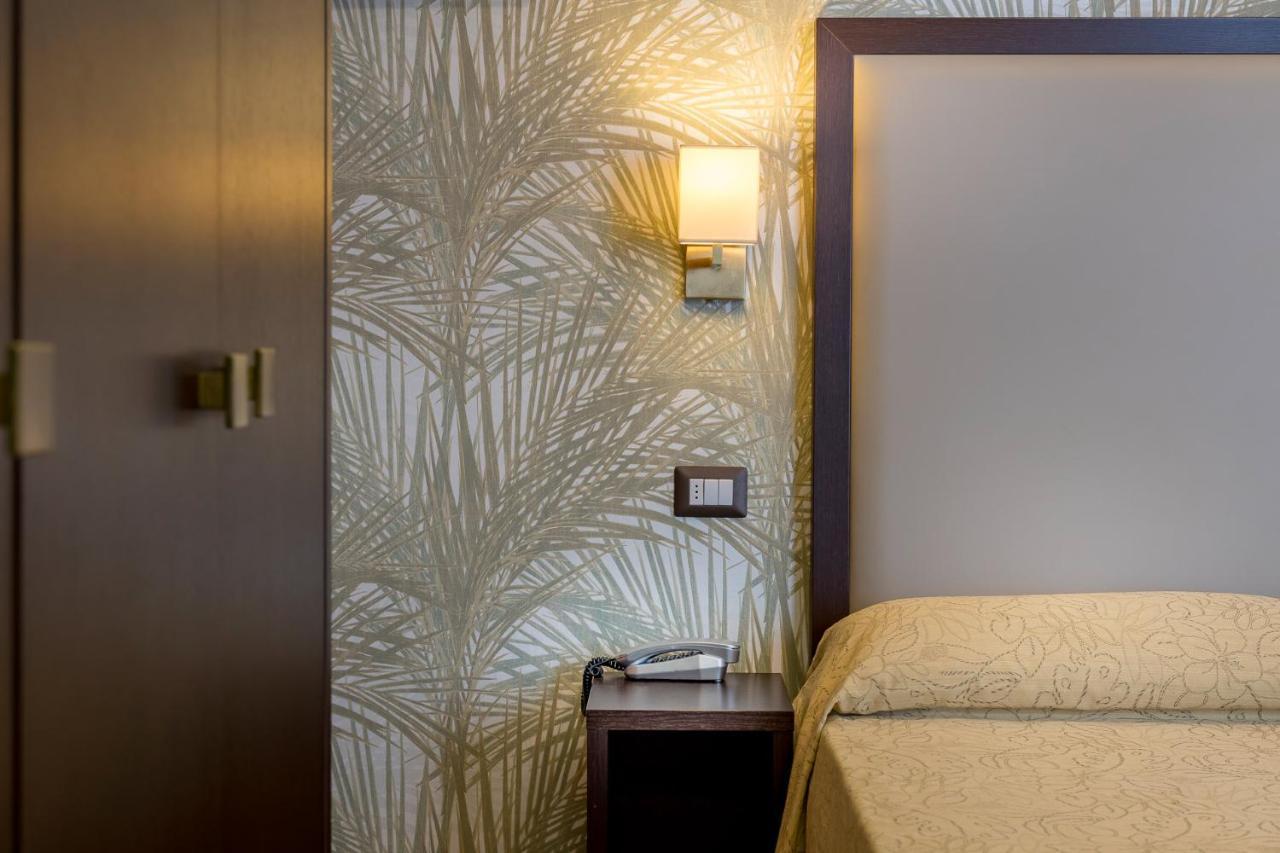 Hotel Astor Ріміні Екстер'єр фото