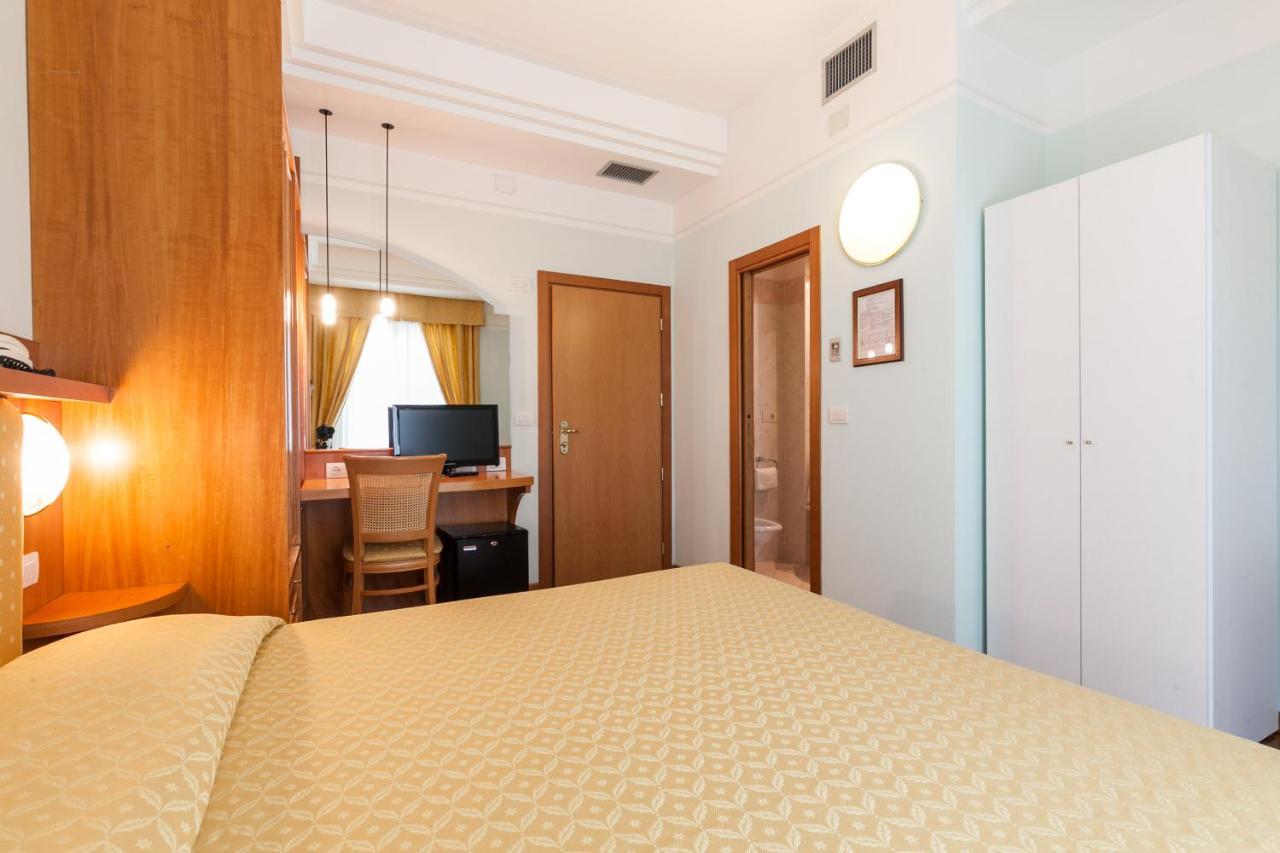Hotel Astor Ріміні Екстер'єр фото