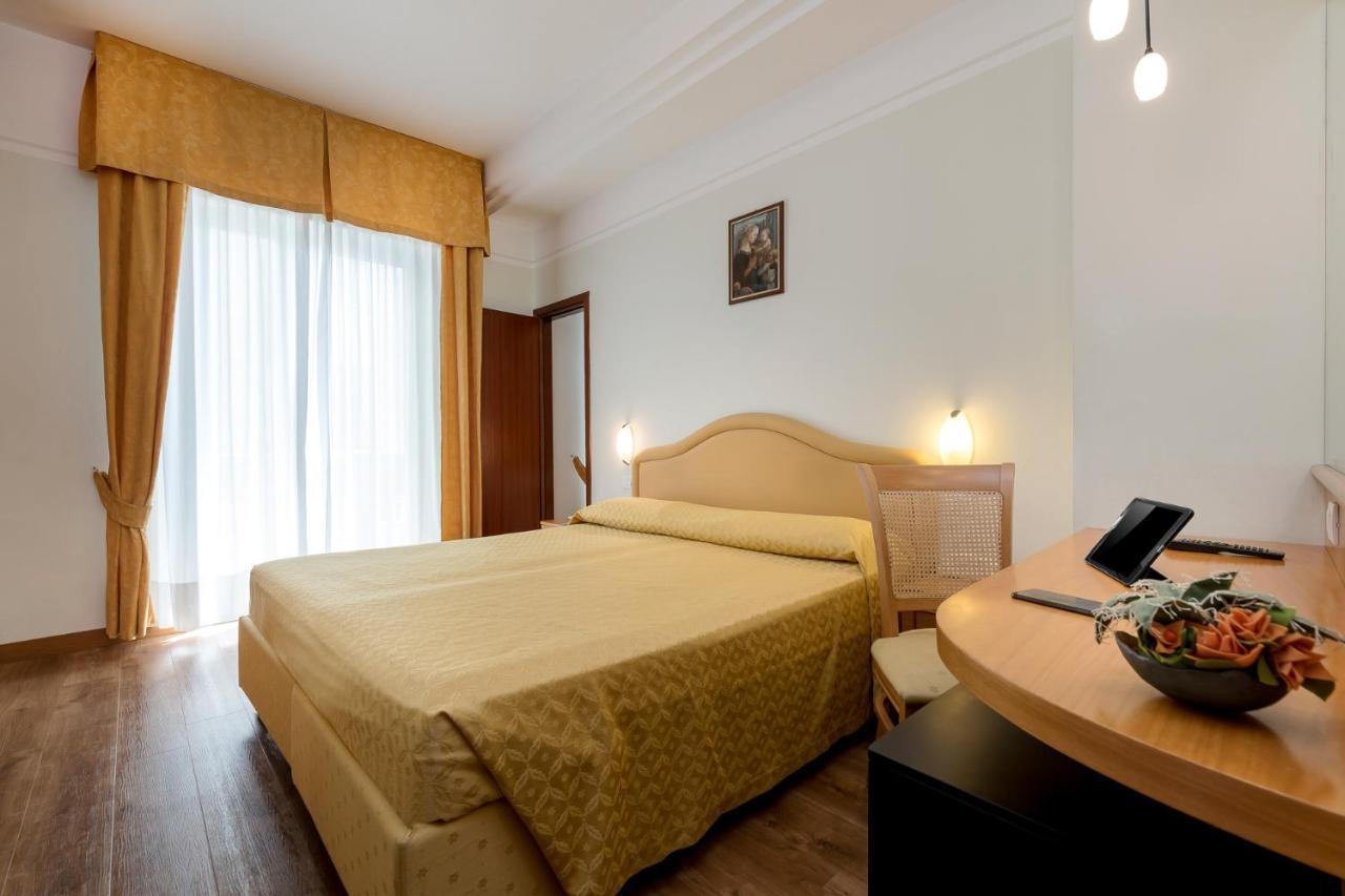 Hotel Astor Ріміні Екстер'єр фото