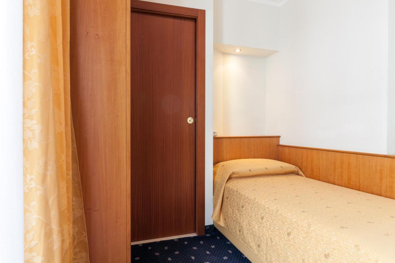 Hotel Astor Ріміні Екстер'єр фото