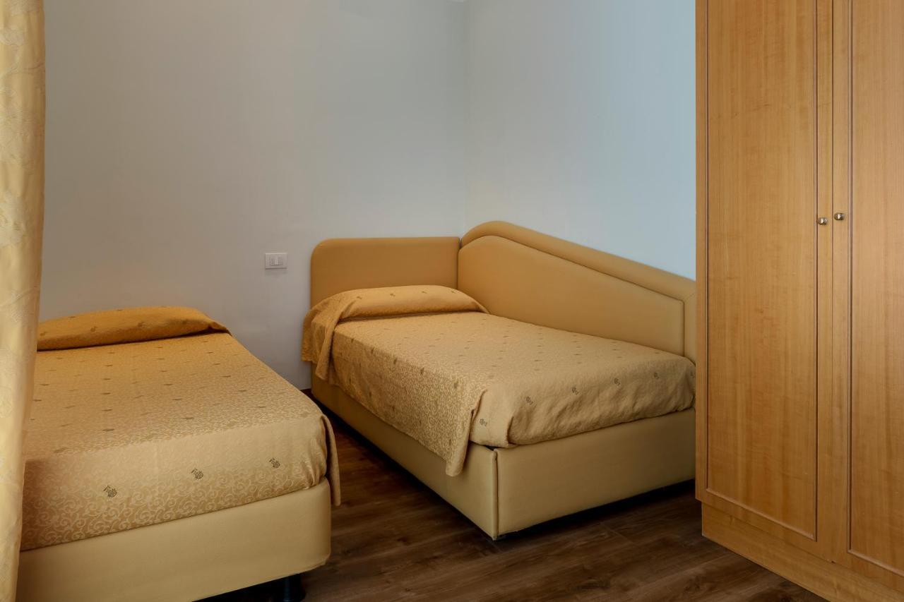 Hotel Astor Ріміні Екстер'єр фото