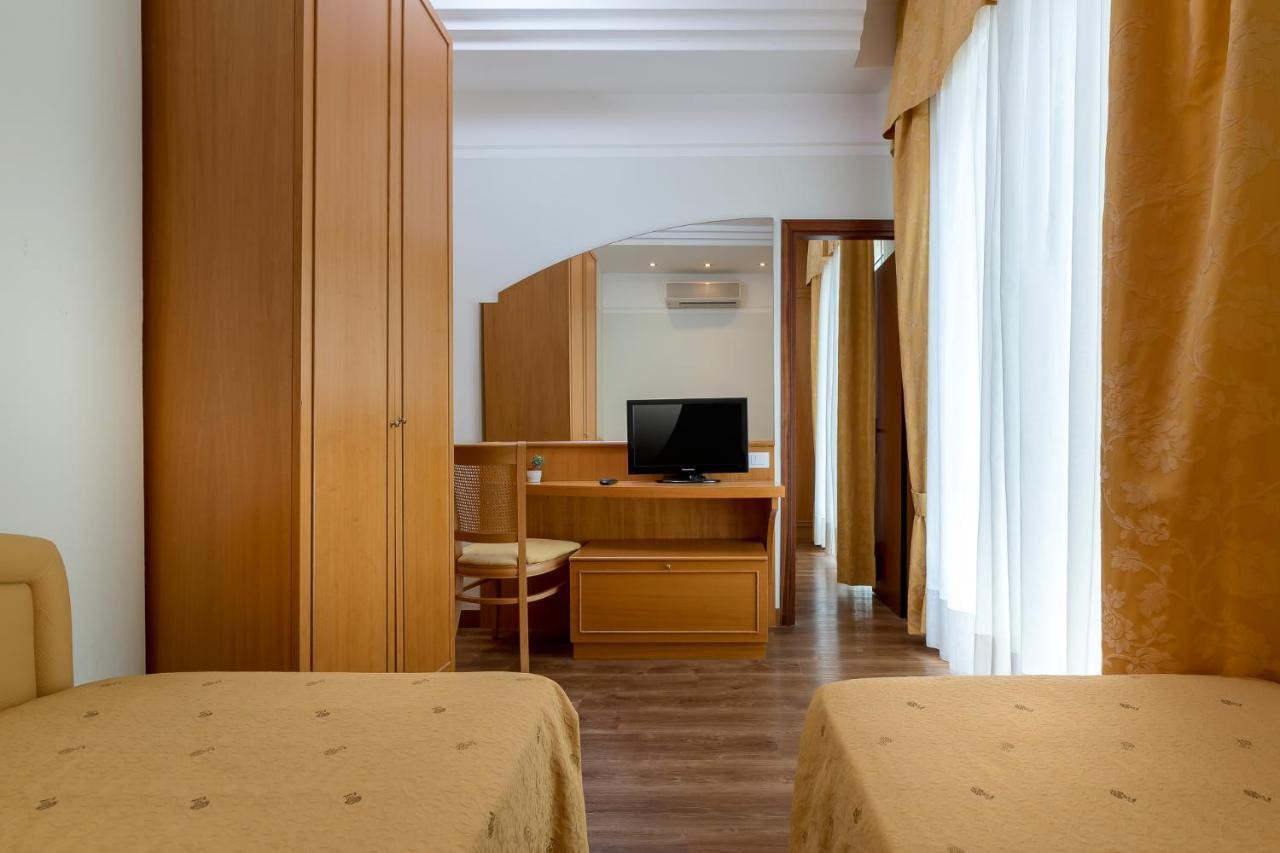 Hotel Astor Ріміні Екстер'єр фото