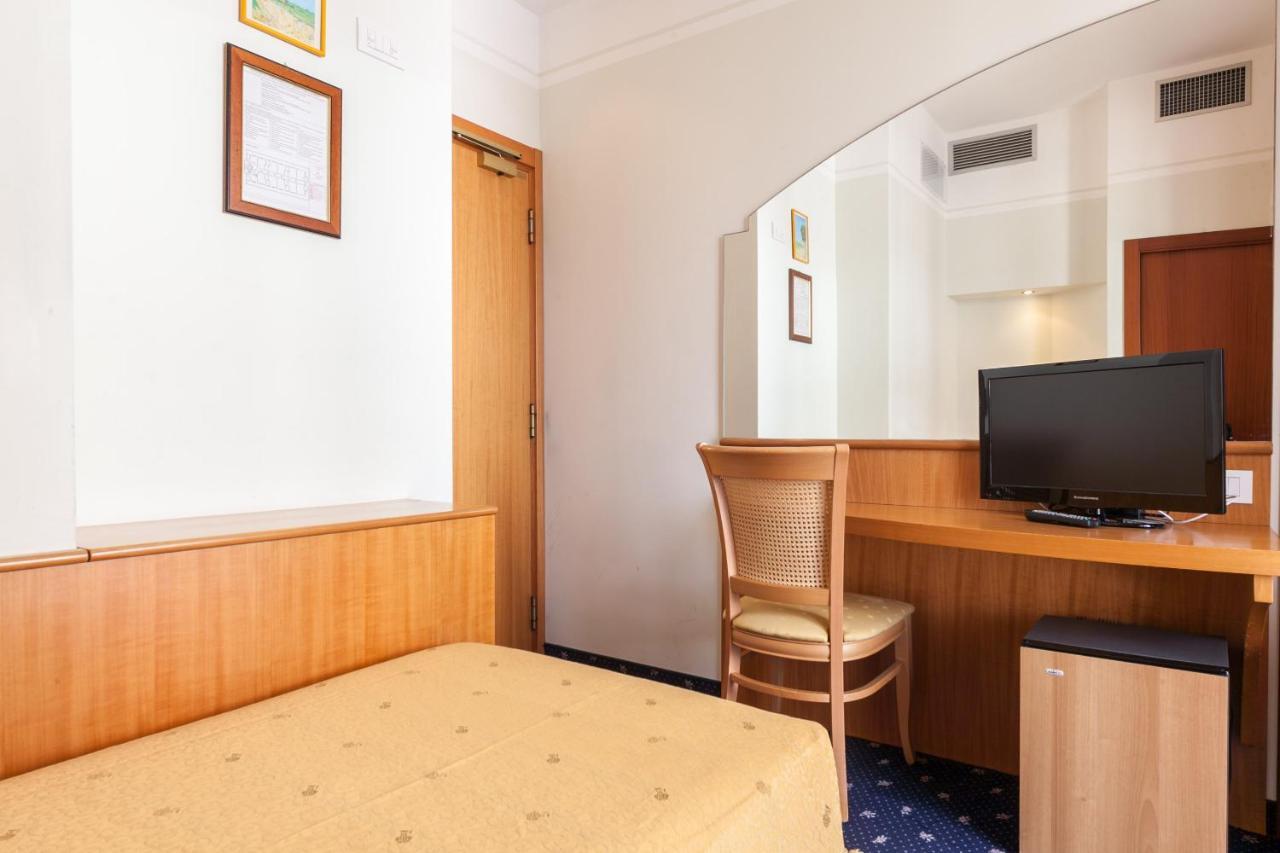 Hotel Astor Ріміні Екстер'єр фото