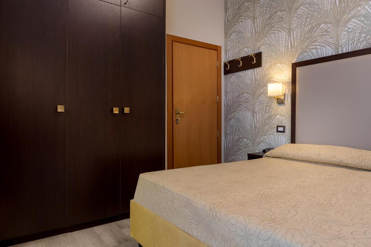 Hotel Astor Ріміні Екстер'єр фото