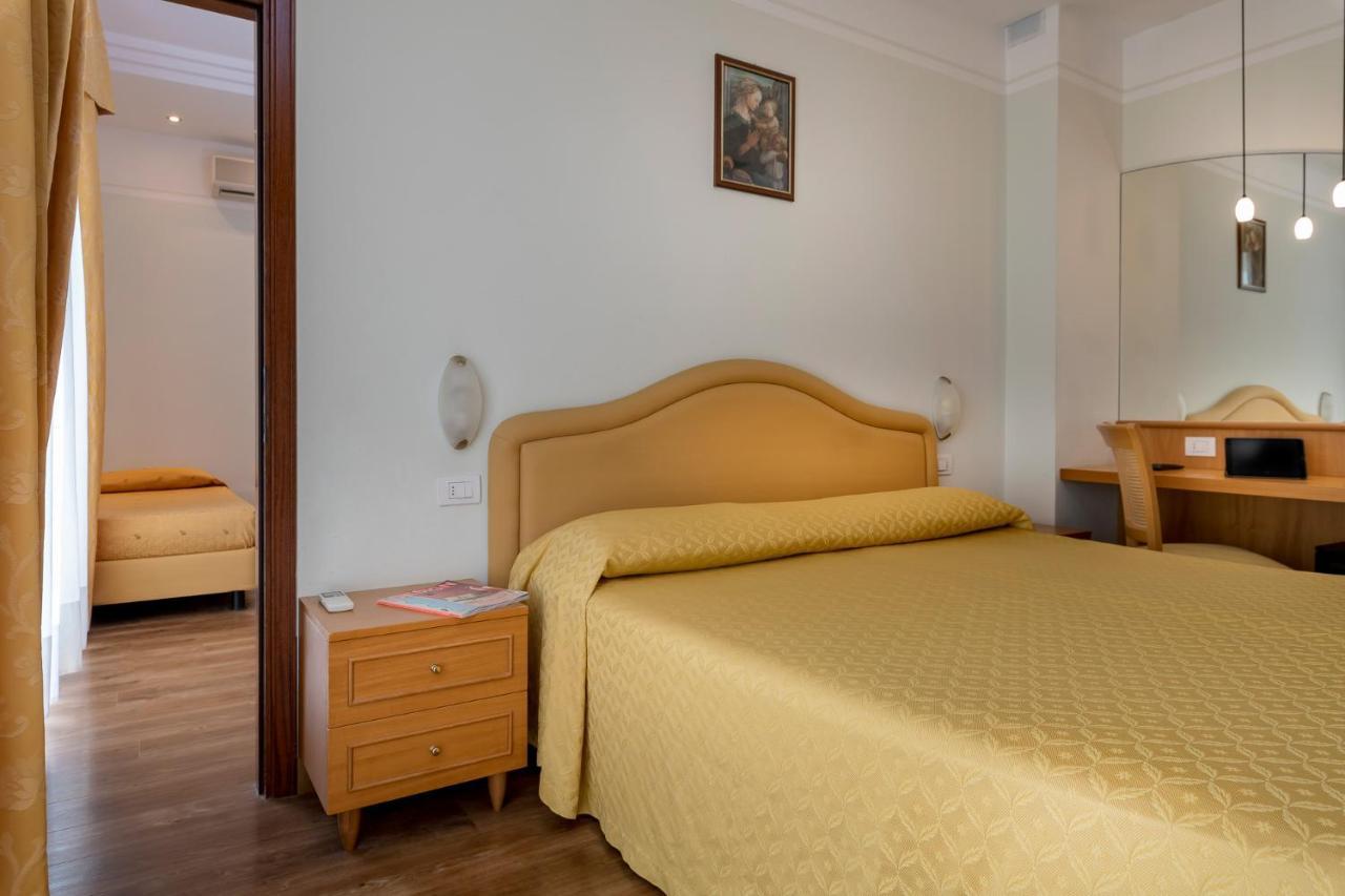 Hotel Astor Ріміні Екстер'єр фото